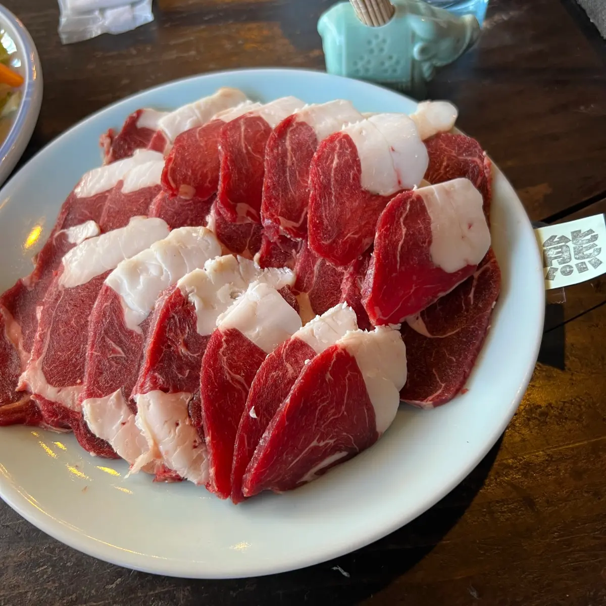 ▲日本埼玉縣野味料理店「蘑菇之鄉鈴加園」的熊肉因熊害問題而受到歡迎。（圖／翻攝自@asnomi_comＸ）