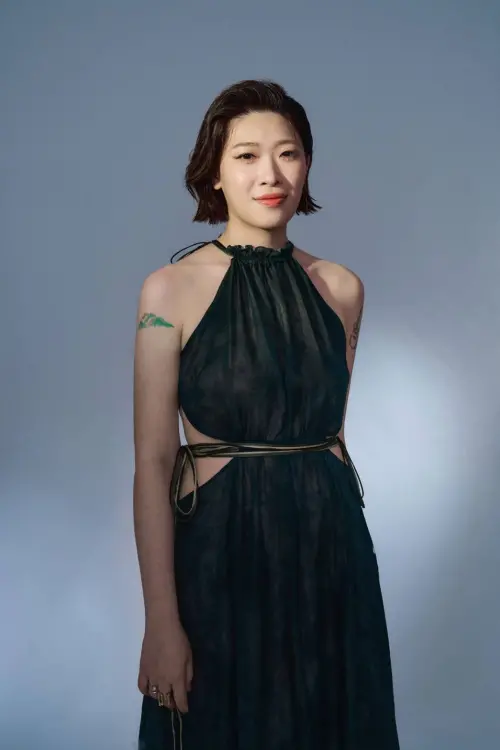 ▲出身高雄六龜的邱淑蟬將以溫柔客語歌聲，唱響高雄跨年夜溫暖時刻。（圖／年代提供）