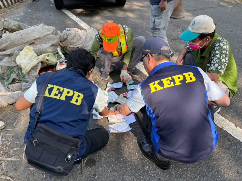 ▲高市環保局接獲檢舉，於月世界山坡地可見大量生活廢棄物堆置，經破袋檢查發現爲台南等地區垃圾。（圖／高市府提供）