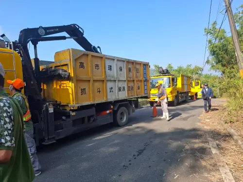 ▲高市環保局接獲檢舉，於月世界山坡地可見大量生活廢棄物堆置，經破袋檢查發現爲台南等地區垃圾，環保局今天立即調動員全面清理。（圖／高市府提供）