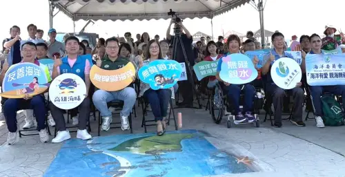 ▲海洋委員會舉辦勇敢逐浪無礙前行無障礙親海體驗活動，由海洋委員會主任委員管碧玲(前排左4)主持。(圖／海洋委員會提供)