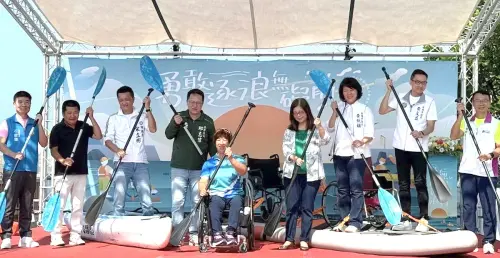 ▲海洋委員會舉辦勇敢逐浪無礙前行無障礙親海體驗活動，並進行全國首座無障礙入水輔助平台遞槳啟航儀式。(圖／海洋委員會提供)