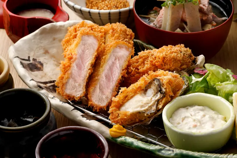 ▲秋季日本「廣島牡蠣季」開吃，慕里諾五大品牌新菜，勝政酥炸廣島牡蠣日式豬排套餐、BEPPIN PASTA牡蠣培根菠菜香蒜義大利麵270元起。王品藝奇升級桌邊火焰秀「極炙套餐」第2套75折優惠。（圖／慕里諾國際餐飲集團mulino.tw）