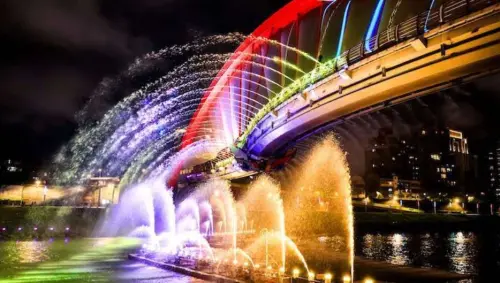 ▲饒河街夜市附近的彩虹橋，每年還會舉辦水舞嘉年華。（圖／台北市府觀傳局）