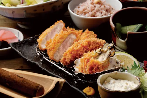 ▲「酥炸廣島牡蠣日式豬排套餐」勝勢490元／勝政480元。（圖／慕里諾國際餐飲集團mulino.tw）