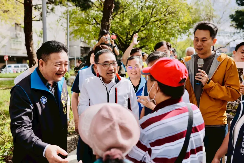 ▲當地居民向市長表達無障礙坡道改善的非常友善。（圖／新北城鄉局提供）