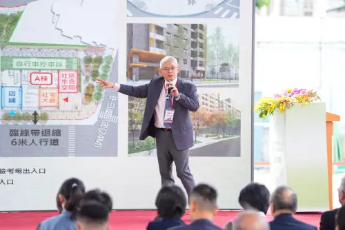 ▲國家住都中心花敬群董事長進行「德穗安居」社宅基地簡報說明。（圖／國家住都中心提供）