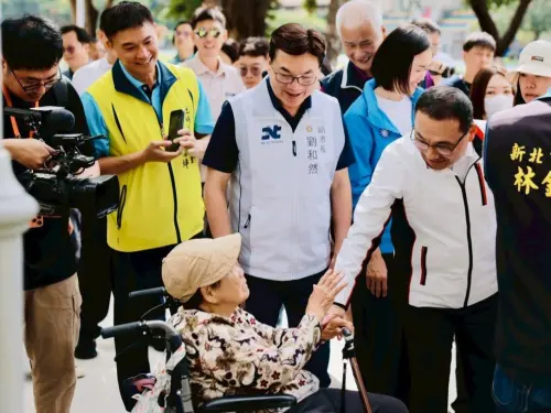 ▲侯友宜市長和當地年長者互動。