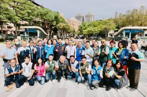 ▲市長和土城區民意代表、區長及里長們合影。