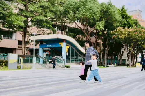 ▲廣場路面平整、安全、舒適。