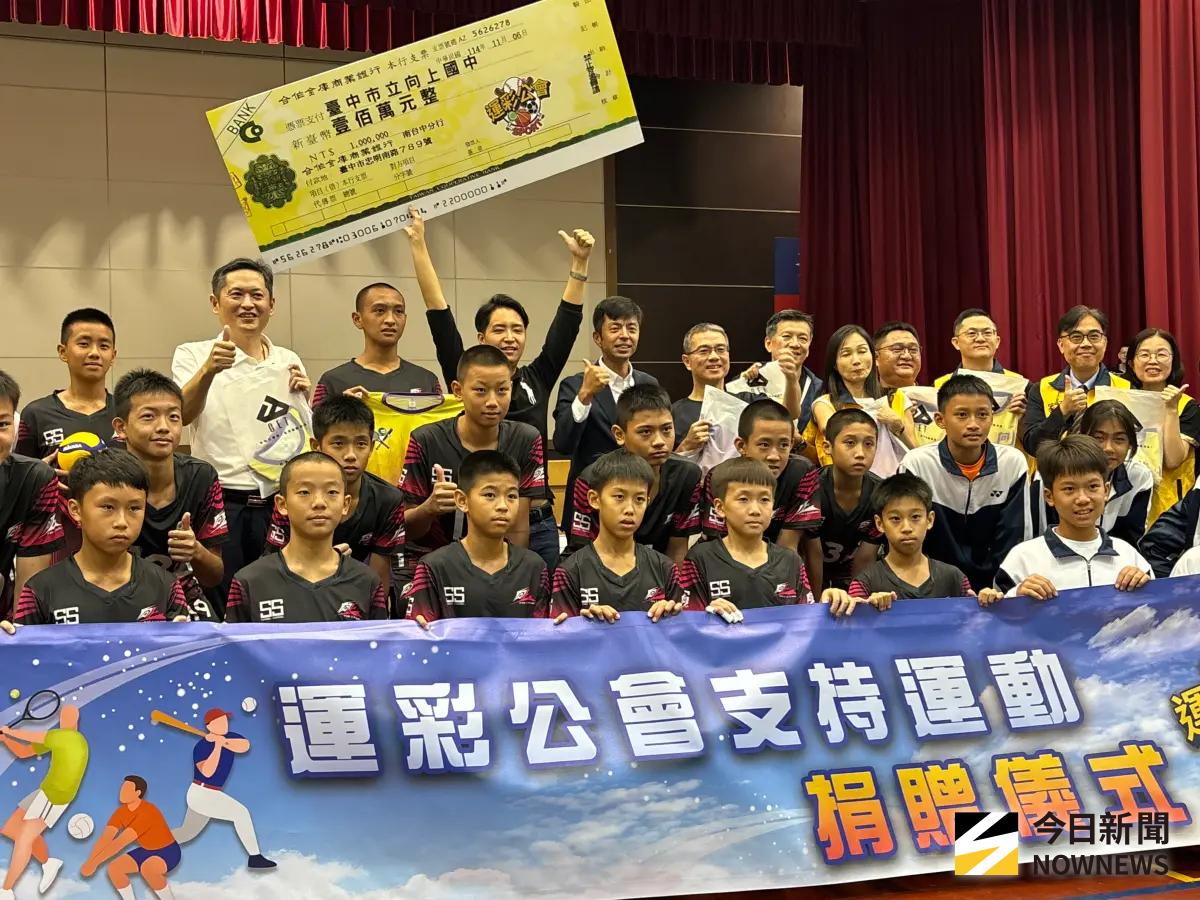 響應運動回饋教育 何昱奇領1萬捐200萬挹注向上國中