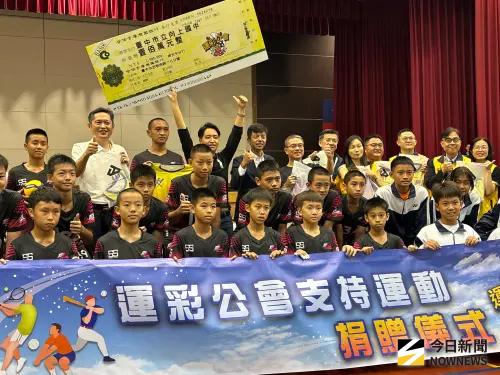 響應運動回饋教育 何昱奇領1萬捐200萬挹注向上國中
