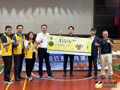 ▲今天是普發萬元ATM領款首日，何理事長兌現承諾，帶頭「領1萬捐200萬！」(圖／記者金武鳳攝，2025.11.17)