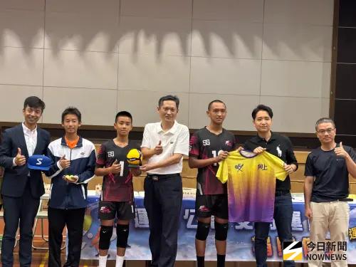 ▲響應運動回饋教育，何昱奇兌現承諾領1萬捐200萬給向上國中，校方回贈球衣及棒球給何昱奇，（圖／記者金武鳳攝，2025.11.17)