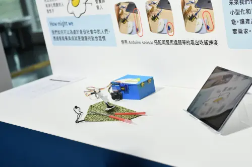 ▲獲得本屆首獎的「細嚼慢嚥」智慧餐具，希望透過科技幫助現代人找回慢食節奏。（圖／記者林柏年攝）