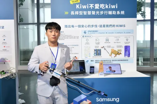 ▲「Kiwi不愛吃kiwi」開發的「長桿型智慧聲光步行輔助系統」獲得特優，切入高齡照護議題，打造互動功能的創新智慧拐杖，鼓勵長者增加活動量。（圖／記者林柏年攝）