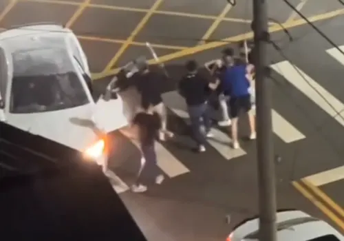 ▲多名炸街惡煞持球棒圍毆陳姓男子，將他打倒在地。（圖／翻攝網路，2025.11.17）