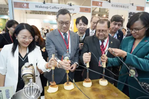 ▲現場民眾除可參與講座與試飲活動，還能品嚐中美洲經貿辦事處吉祥物「咖豆貓」舒芙蕾。（圖／中美洲經貿辦事處提供）