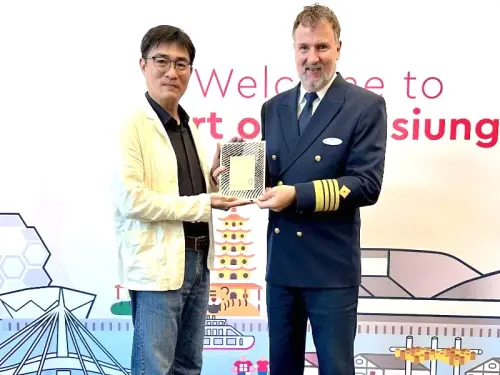 ▲高雄港務分公司棧埠事業處處長蔡建郎(右)致贈首航紀念牌給探索星號郵輪，由船長代表接受。(圖／高雄港務分公司提供)
