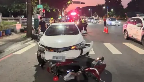 ▲機車待轉區安全頻傳疑慮，常被用路人戲稱為「待撞區」。圖為高雄先前發生汽車暴衝撞進待轉格釀成死傷的嚴重車禍資料照，這類路口衝突點也成為全台6縣市加速檢討兩段式左轉的關鍵原因。（圖／翻攝畫面）