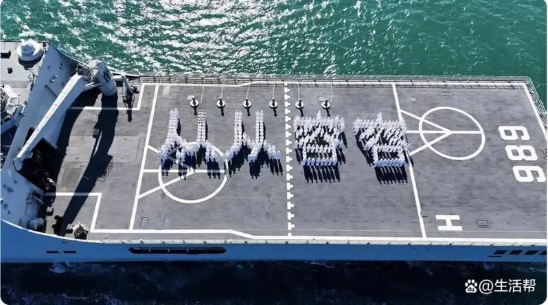 中國解放軍艦驚現王世堅金句！2000人排出「從從容容」空拍超震撼