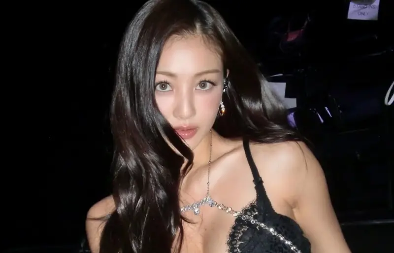 ▲TWICE志效（如圖）前任是姜丹尼爾，兩人交往1年多就分手，分手4年後志效再傳緋聞，爆出與奧運選手尹誠彬熱戀，有粉絲翻出兩任男友同框照，相似長相讓粉絲秒懂喊：「取向一致」。（圖／志效IG@_zyozyo）