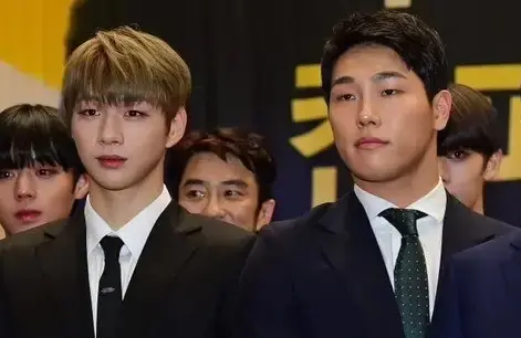 ▲有粉絲翻出志效兩任男友姜丹尼爾（左）與尹誠彬（右）同框照，竟發現長相超相似。（圖／翻攝自NAVER）