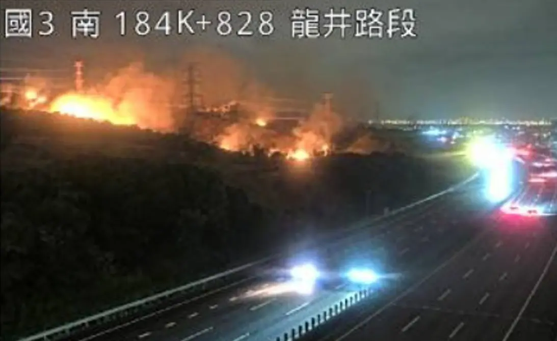 國3龍井段邊坡傳大火狂燒 地形陡峭影響滅火恐波及一旁高壓電塔