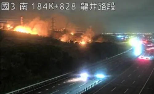 國3龍井段邊坡傳大火狂燒　地形陡峭影響滅火恐波及一旁高壓電塔
