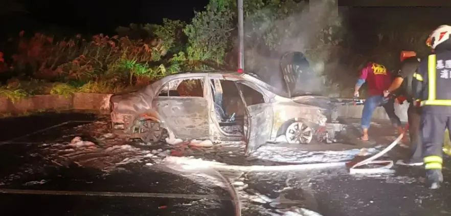 轉運站驚傳爆炸火燒車！副駕一堆木炭 車主頭部受傷：在車上烤肉