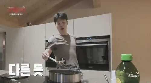 ▲兩人超反差的個性，意外擦出獨特的化學反應。（圖／翻攝自Disney Plus Korea 디즈니 플러스 코리아）