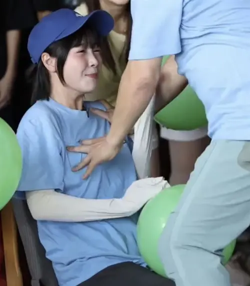 ▲胡瓜錄製《綜藝大集合》玩坐氣球遊戲時，不小心摸到籃籃胸部，引發軒然大波，不僅遭網友炎上，民視也表示會把畫面剪掉、不會播出。（圖／翻攝自s8714451 Threads）