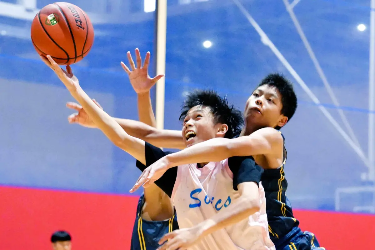 ▲Taipei Sonics翁書唯（中）在對手包夾下挑戰籃框。(圖/U19籃球聯盟提供)