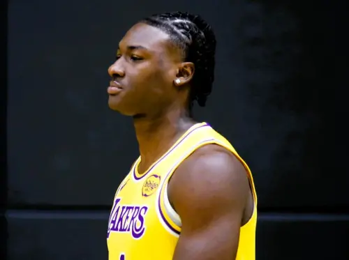 ▲Thiero的首戰紀念球雖來之不易，卻更顯得彌足珍貴。湖人團隊的支持，也為這位新秀的NBA旅程寫下暖心開場。（圖／美聯社／達志影像）