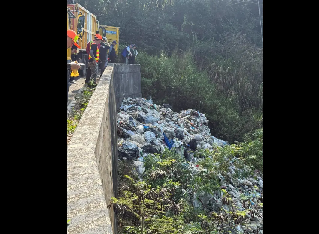 月世界變垃圾山！藍酸又是邱議瑩選區 柯志恩憂：無監視器難追緝