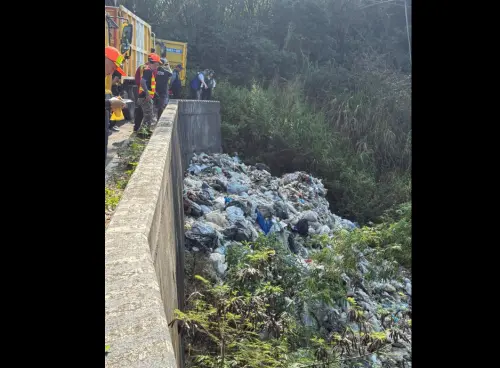 月世界變垃圾山！藍酸又是邱議瑩選區　柯志恩憂：無監視器難追緝
