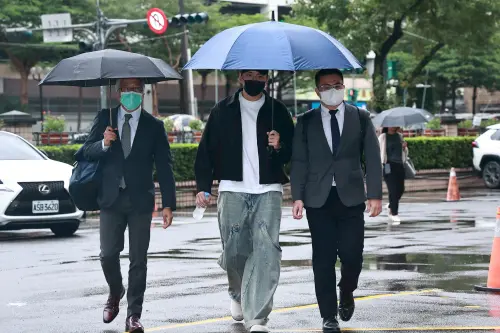 ▲王大陸沒用360萬逃兵？2律師護駕現身新北院「對質這1人」。（圖／記者葉政勳攝影）