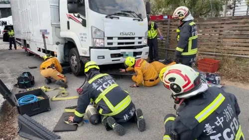 台中雙載機車捲物流車底！騎士「頭部變形」倒血泊亡、乘客撕裂傷
