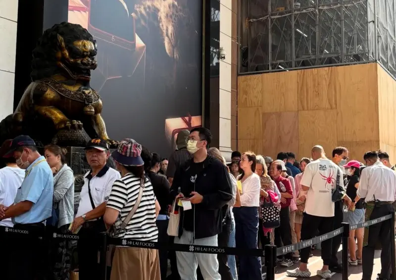 ▲島語昨（17）天開放春節過年檔期的訂位，因為除夕、初二僅接受現場與電話預約，現場排滿了人潮，也有網友表示打了千通電話也打不進去。（圖／翻攝Threads）