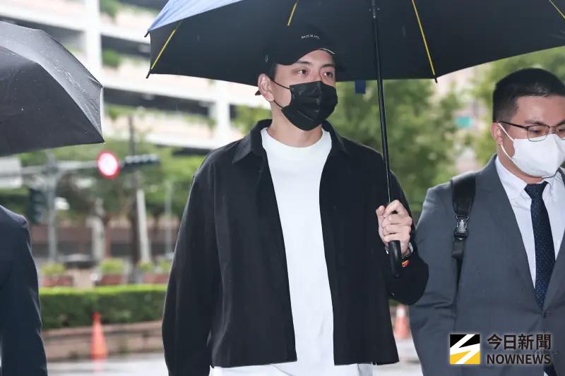 ▲王大陸出庭被問職業時秒回「當兵」，讓法官當場愣住、全場竊笑。他否認涉入查個資案，強調僅幫忙開群組。案件已辯結，4月22日將宣判。（圖／記者葉政勳攝影）