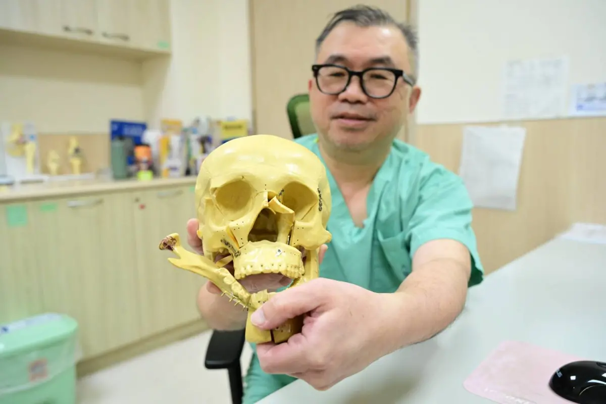 ▲醫療團隊透過「隱形切口」顏面重建技術，讓患者找回自信臉龐。(圖／柳榮俊攝2025.11.18)