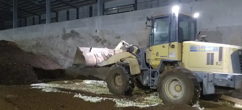 ▲彰化縣政府昨天連夜銷毀文雅畜牧場約25萬顆封存的雞蛋。（圖／彰化縣政府提供，2025.11.18）