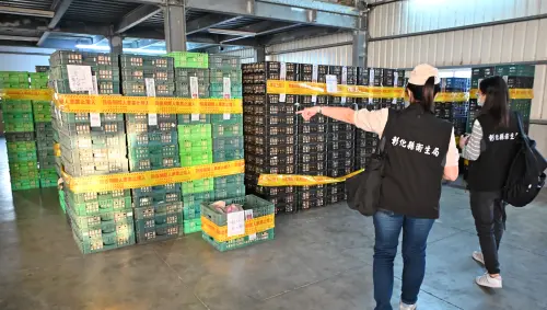 ▲彰化縣政府昨天連夜銷毀文雅畜牧場約25萬顆封存的雞蛋。（圖／彰化縣政府提供，2025.11.18）