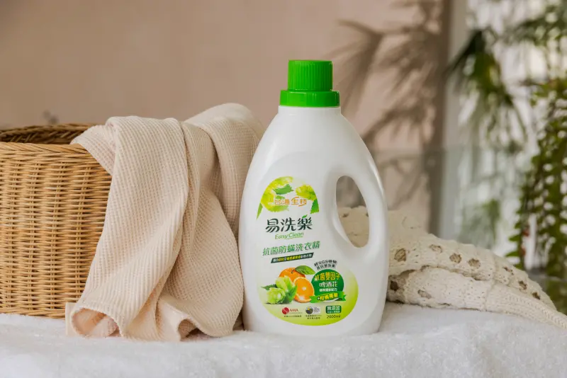 ▲濕冷天氣衣服老是曬不乾？台酒生技易洗樂洗衣精抗菌防蟎，一瓶搞定冬季洗衣難題。（圖／台酒生技提供）