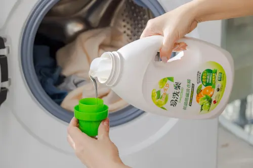 ▲「易洗樂抗菌防蟎洗衣精」以「啤酒花＋柑橘精華」雙效植萃配方打造抗菌雙因子，細緻綿密的泡沫能包覆髒污，清水沖洗後迅速崩解，減少殘留與悶味困擾。（圖／台酒生技提供）