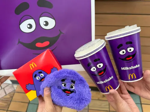 ▲麥當勞奶昔睽違9年回來了！奶昔大哥毛毛包、購物袋周邊一起開搶。（圖／記者蕭涵云攝）