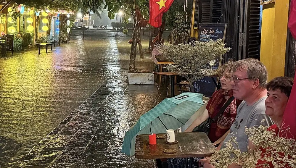 越南會安再度淹水！水深約40公分 遊客泡在水裡