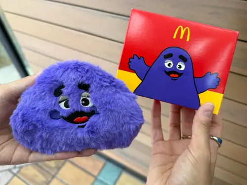 ▲麥當勞「奶昔大哥」毛毛包，超可愛必搶！（圖／記者蕭涵云攝）