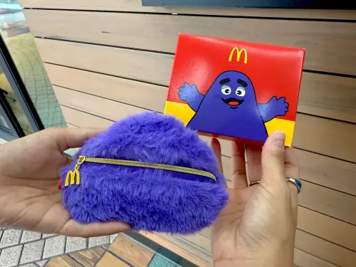 ▲奶昔大哥毛毛包，連背後拉鍊都好可愛。（圖／記者蕭涵云攝）