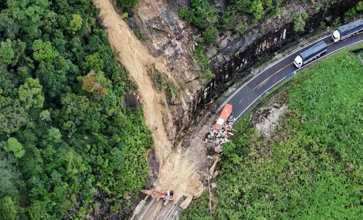 ▲越南中部一輛從大叻開往芽莊的巴士被土石流掩埋。（圖／翻攝自X）